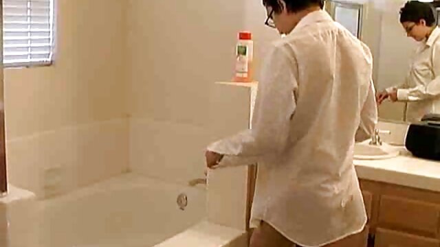 Sexo sem registo  O casal tem uma vista caseira, apanha uma câmara. vídeo de pornô de menina virgem