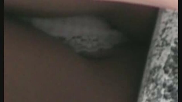 Sexo sem registo  Phyton está nas calças relaxantes na primeira pessoa. vídeo pornô família sacana