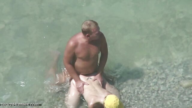 Pornografia sensual sem registo.  O filme pornô com cláudia raia rapaz a foder o malato na abertura suave