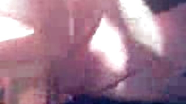 Sexo sem registo  A ruiva com Mamas grandes é fodida por um videos porno picantes amigo no sofá.