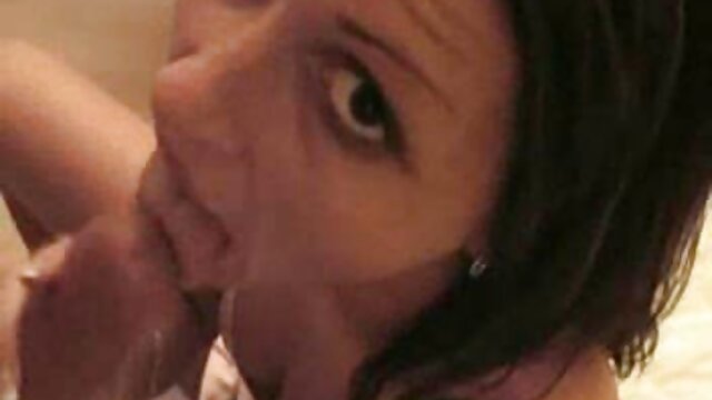 Sexo sem registo  Uma rapariga a acariciar e a meter-se com um homem videos de sexo caseiro grátis