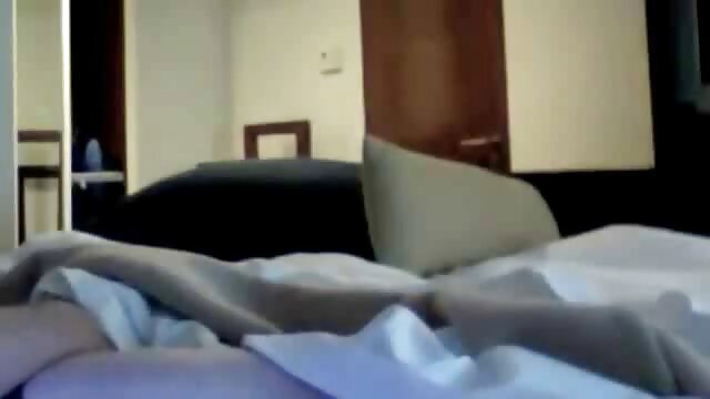 Sexo sem registo  Uma jovem deu uma rata video de samba porno Rapada a um músculo.