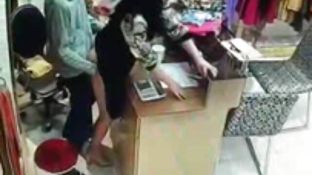 Sexo sem registo  Morena encantadora masturba-se vídeo pornô mulher transando com cavalo lindamente.