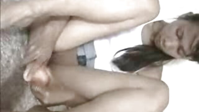 Sexo sem registo  A vídeo pornô com mulher melão jovem puta russa em duas mesas é fodida com força.
