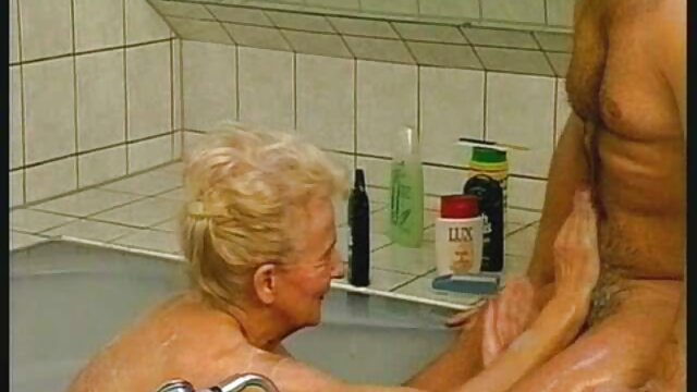Sexo sem registo  A beleza suga uma pila negra vídeo pornô selvagem através de um buraco na parede