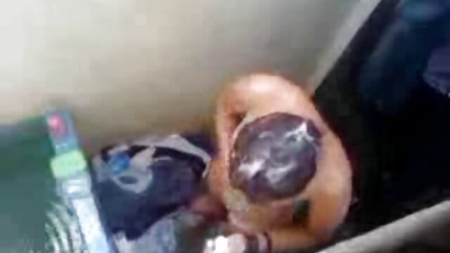 Sexo sem registo  Um filme pornô com mulher melancia grande amigo geme de um membro forte no buraco