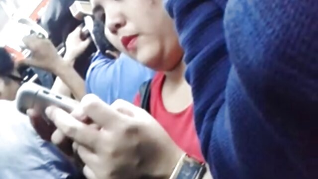 Sexo sem registo  Ela ver vídeo pornô brasileiro é selvagem com uma bela galdéria.