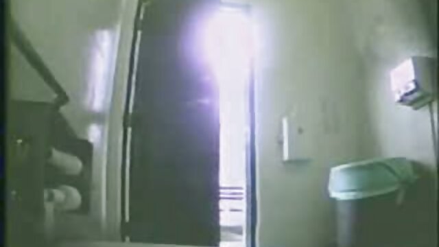 Sexo sem registo  A miúda suculenta começa com vídeo pornô mulher pelada vibrador.