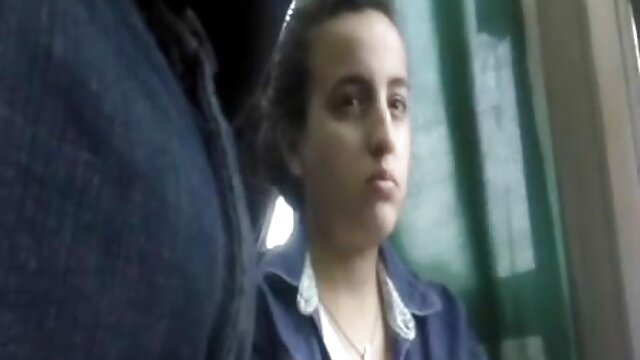 Sexo sem registo  Jovem adolescente com uniforme de vídeo pornô filme estudante a foder