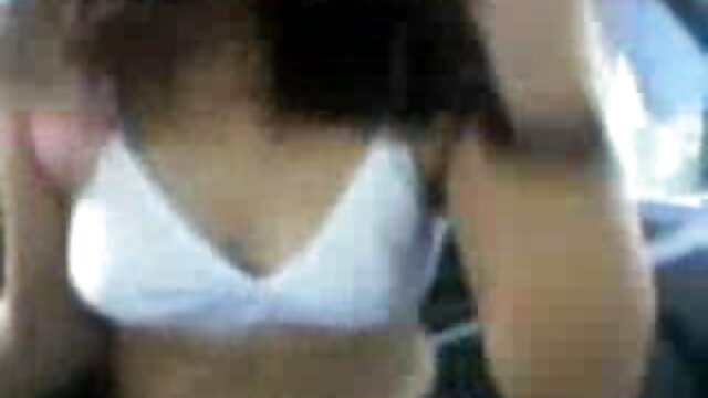 Sexo sem registo  A vídeo de pornô das miúda russa explodiu em ambos os buracos.