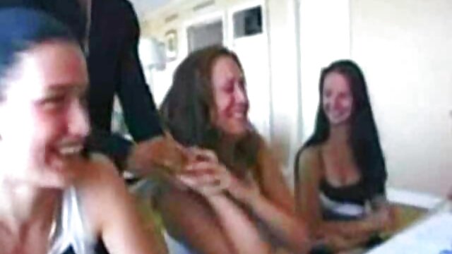 Sexo sem registo  O irmão convenceu a nova irmã a ver com ele filme de pornô com gretchen pela primeira vez.