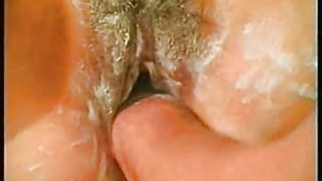Sexo sem registo  O irmão convenceu a nova irmã a melhor filme pornô ver com ele pela primeira vez.
