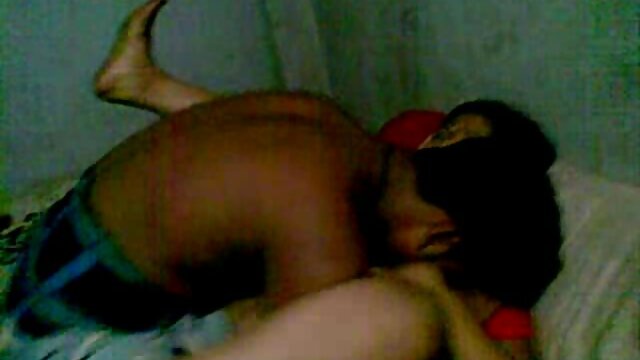 Sexo sem registo  Um homem forte e viril empurra uma filme de pornô de mulher pelada loira magra ao lado da Pila