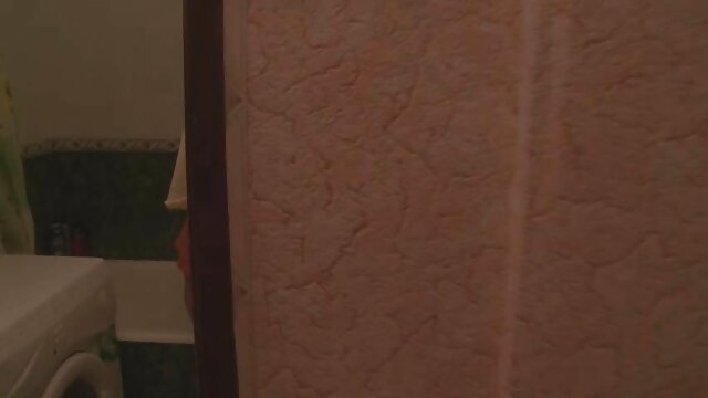 Sexo sem registo  Masturbação apaixonada e vídeo pornô da mulher da bunda grande monstros vermelhos