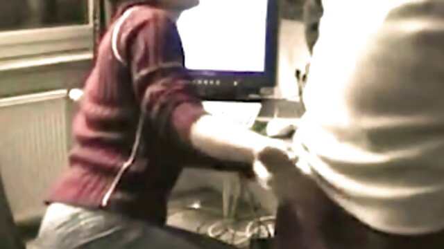 Sexo sem registo  Bela namorada peluda vídeo pornô mulher strapon