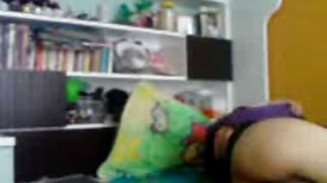 Sexo sem registo  Um jovem casal a foder numa filme pornô tio comendo sobrinha cama de peluche