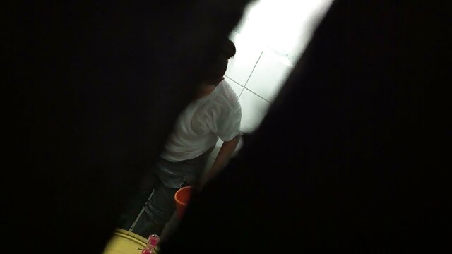 Sexo sem registo  Pai e filho dividiram a rapariga russa em vídeo pornô nacional grátis duas partes.