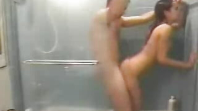 Sexo sem registo  O preto enfia uma longa mangueira vídeo pornô de mulher bonita na sua boca Loira