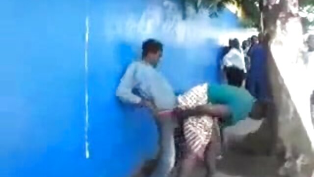 Sexo sem registo  Gatinho fofo pega profundamente vídeo pornô de estupro dentro garganta quente