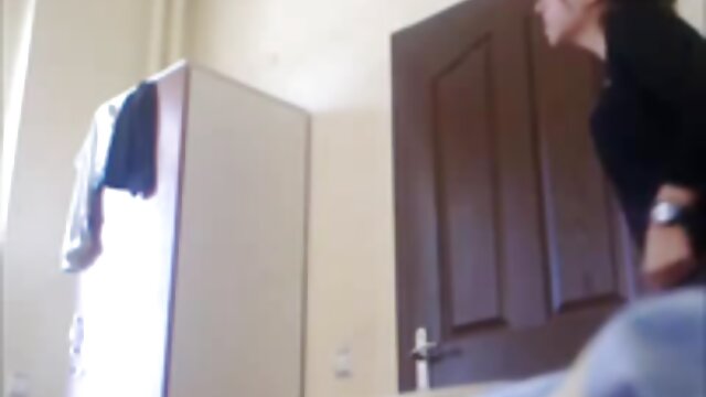 Sexo sem registo  Ela pôs a sua vídeo pornô com kid bengala beleza no buraco na cama.