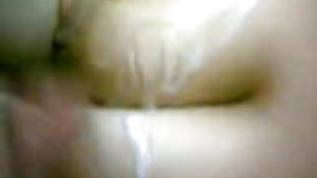 Sexo sem registo  A miúda loira é dura quero ver vídeo pornô gratuito no sofá.
