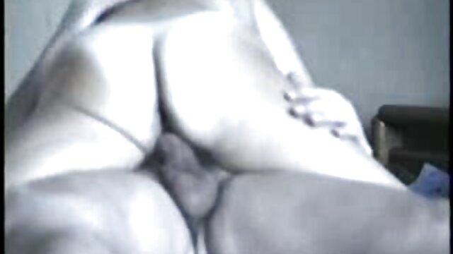 Sexo sem registo  Uma mulher magricela de 18 anos é fodida. filme pornô de mulher nua