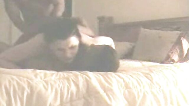 Sexo sem registo  Um rabo jovem à frente da TV vídeo pornô homem comendo mulher cabo.