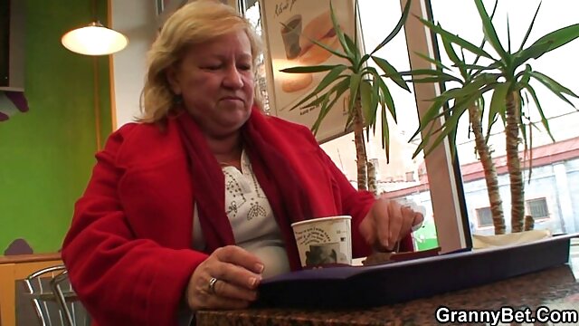 Sexo sem registo  Ela saiu da vídeo de pornô de ana casa de banho e chupou-se para o fazer foder.