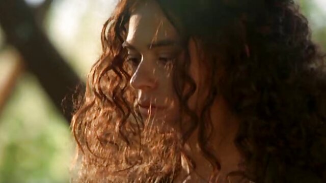 Sexo sem registo  Cera quente cobre o corpo de uma morena queimada juliana paes em filme pornô