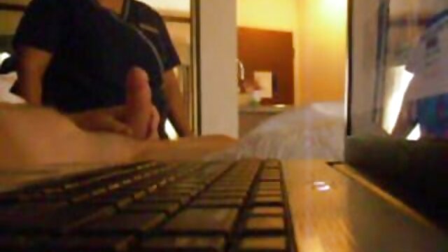 Sexo sem registo  Mamilos carinhosos filme pornô com mulher virgem adoram masturbar a rata dela.