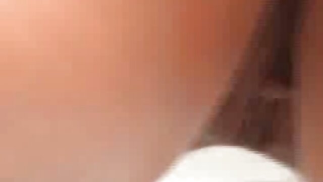 Pornografia sensual sem registo.  A jovem miúda seduz as suas mamas doces ver video porno grátis