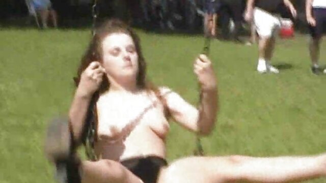 Sexo sem registo  Morena de Busty vídeo de pornô de loira sentada nua na cama