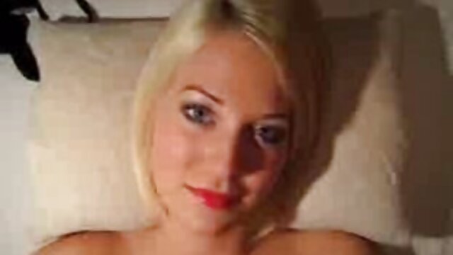 Sexo sem registo  A rapariga Rapada gosta de ver de manhã com o seu amante filme pornô só