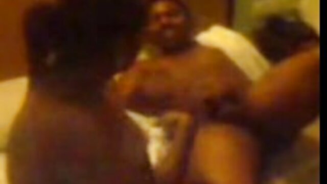 Sexo sem registo  O tipo seduziu a vídeo pornô da morena rapariga para a procurar pela primeira vez.