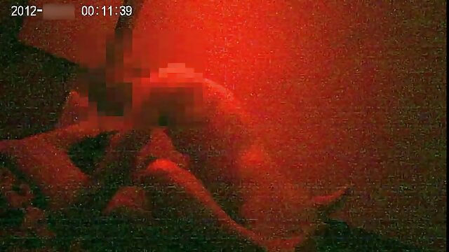 Sexo sem registo  Avozinha ocupada com filme pornô suruba um gajo