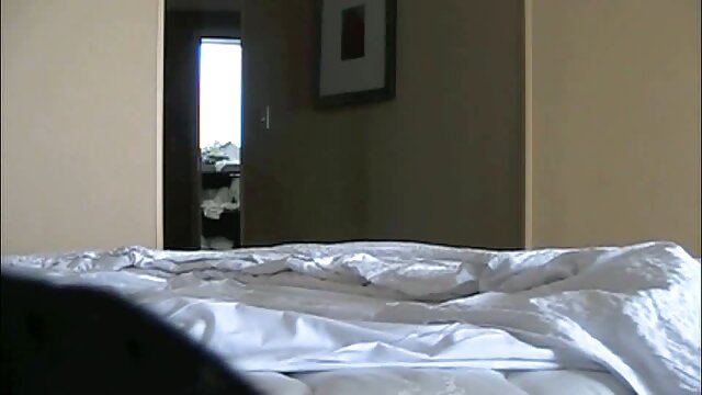 Sexo sem registo  Uma Russa magricela de meias vai para a vídeo de pornô de mulher grávida frente da Câmara.