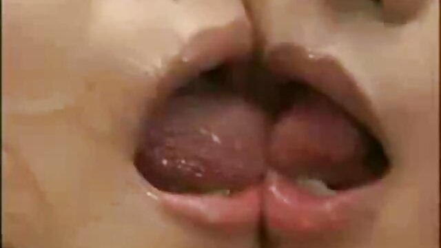 Sexo sem registo  A jovem loira come vídeo caseiro pornográfico pilas.