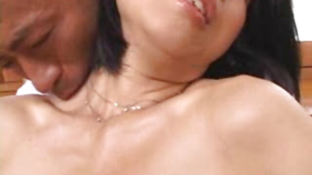 Sexo sem registo  Miúda atlética frita com arrogância de video sexo antigo Pila