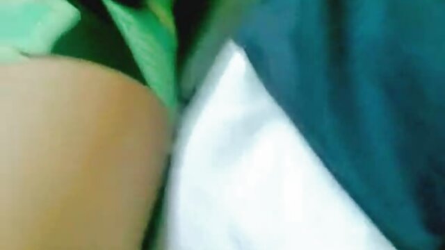 Sexo sem registo  Uma miúda vídeo pornô mãe e filha transando gira de collants a foder.