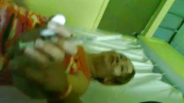 Sexo sem registo  Uma vídeo pornô bizarro rapariga madura na câmara chupa uma pila fotografada