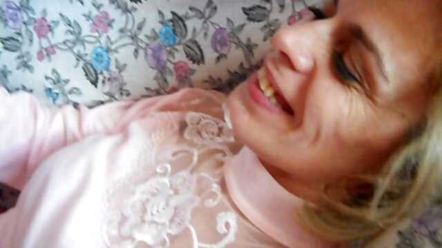 Sexo sem registo  As vídeo pornô de mulher lésbica lésbicas têm-se com um amigo a dormir