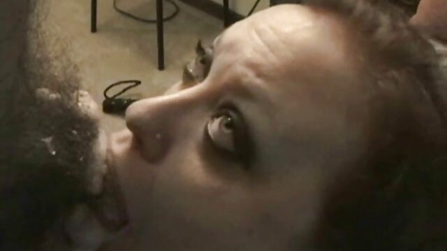 Sexo sem registo  A beleza morena lambe a pila do filme pornô de grávida homem grande