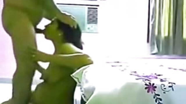 Sexo sem registo  A virgem russa dá um amigo filme pornô garganta profunda excitante