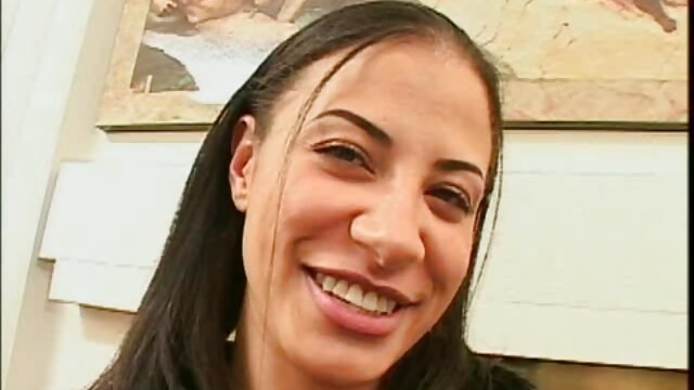Sexo sem registo  Uma morena linda e encaracolada salta filme pornô com frota com uma grande correia.