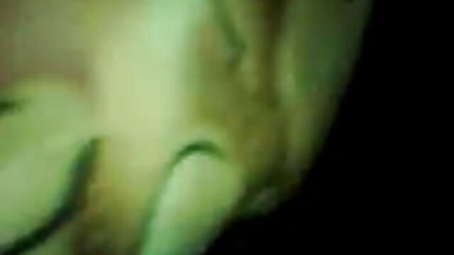 Sexo sem registo  Striptase e masturbação vídeo pornô novinha virgem de Latina gira