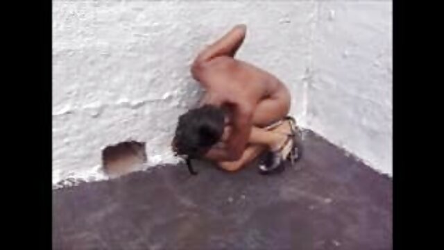Sexo sem registo  O homem com brinquedos no rabo da namorada puxa filme pornô na rua a câmara