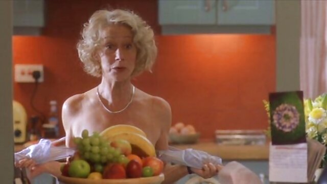 Sexo sem registo  Observa com uma loira russa filme porno dois homens e uma mulher na cozinha.